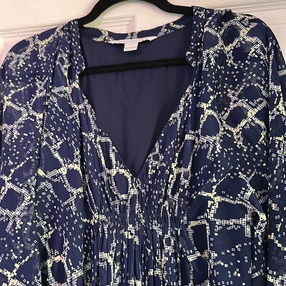 DVF fleurette dress size 2 in Navy, worn once - Picture 2 of 4